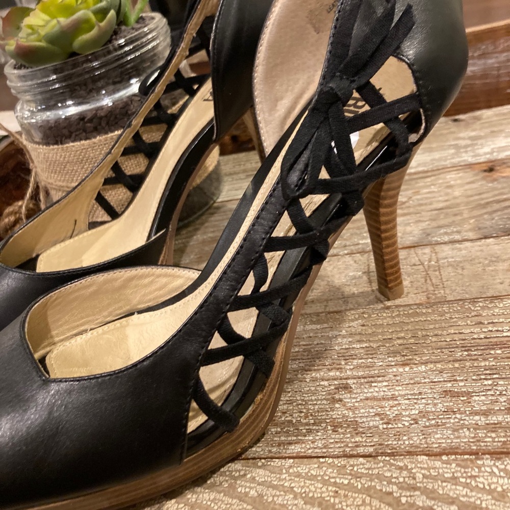Size 10.  Tribeca by Kenneth Cole 4 inch heels